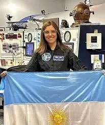 Noel De Castro con la bandera de Argentina