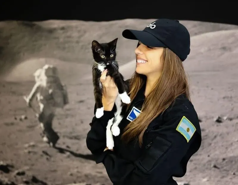Noel De Castro con la bandera de Argentina